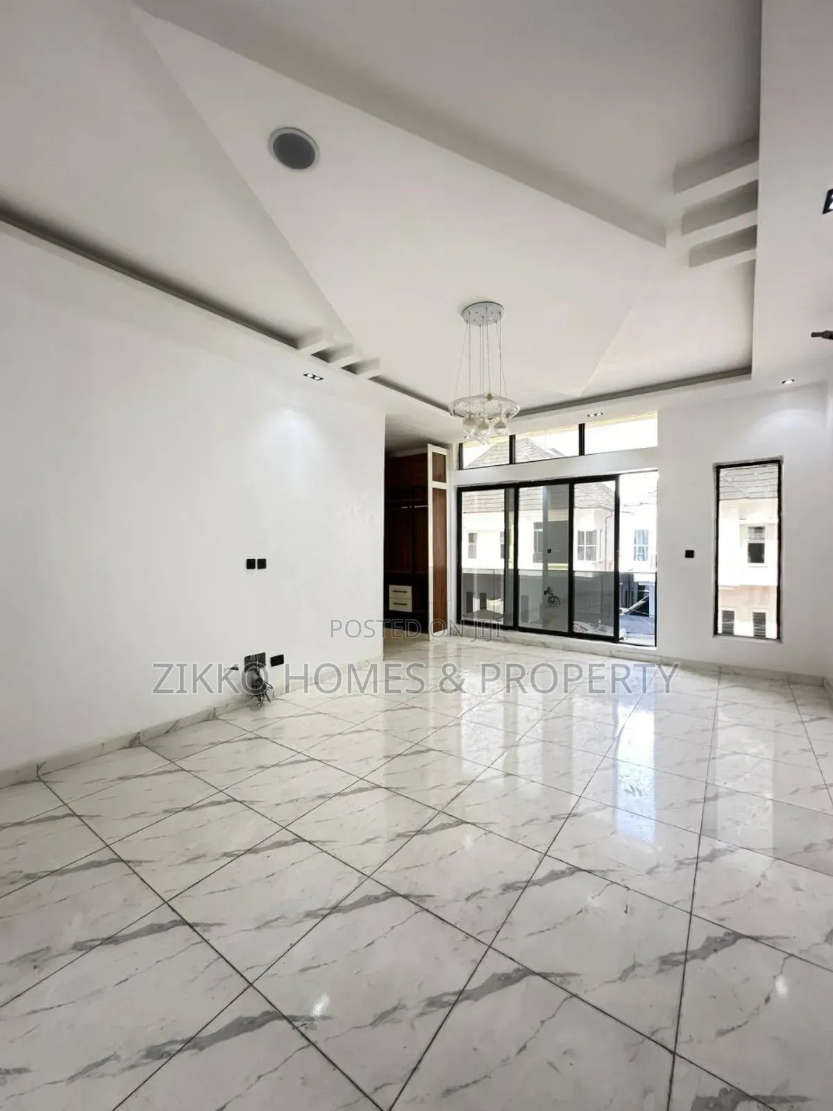 4bdrm Duplex in Orchid Road, Chevron for sale in Chevron