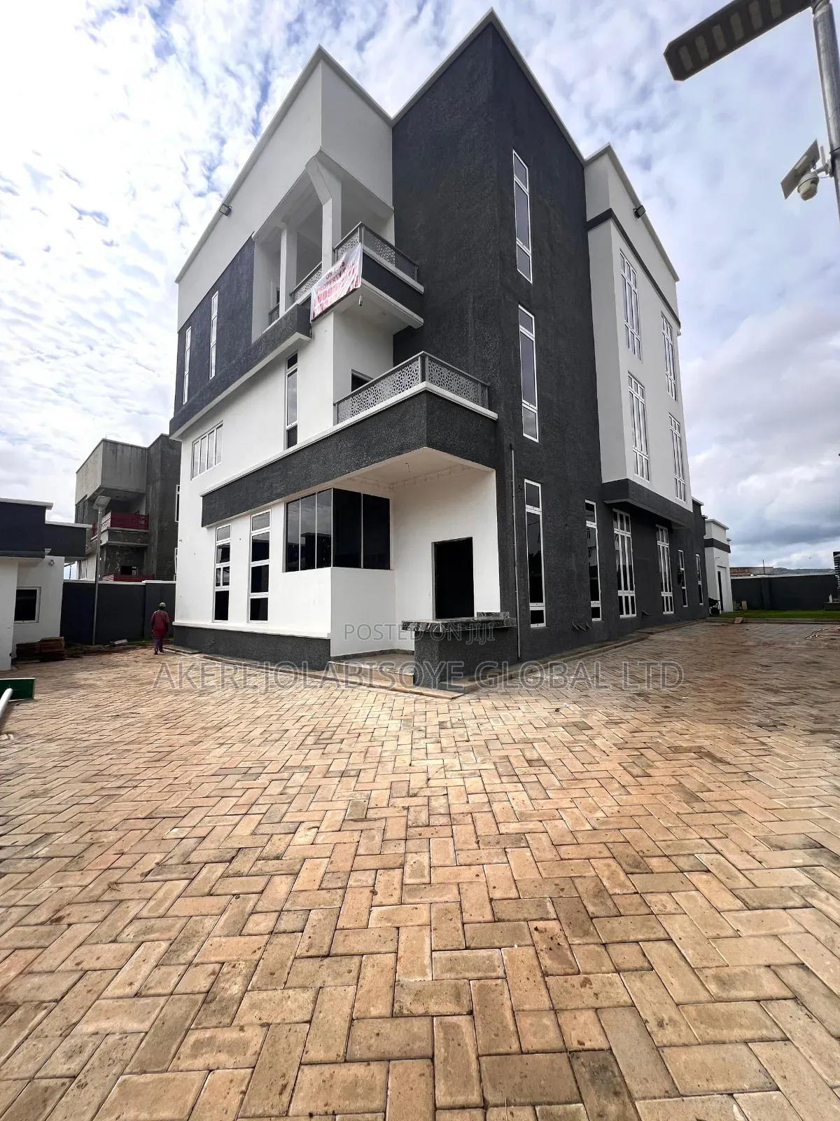 6bdrm Duplex in In An Estate for sale in Gwarinpa