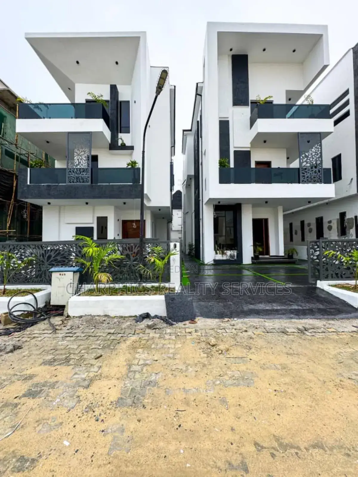 5bdrm Duplex in Chevron for sale in Chevron
