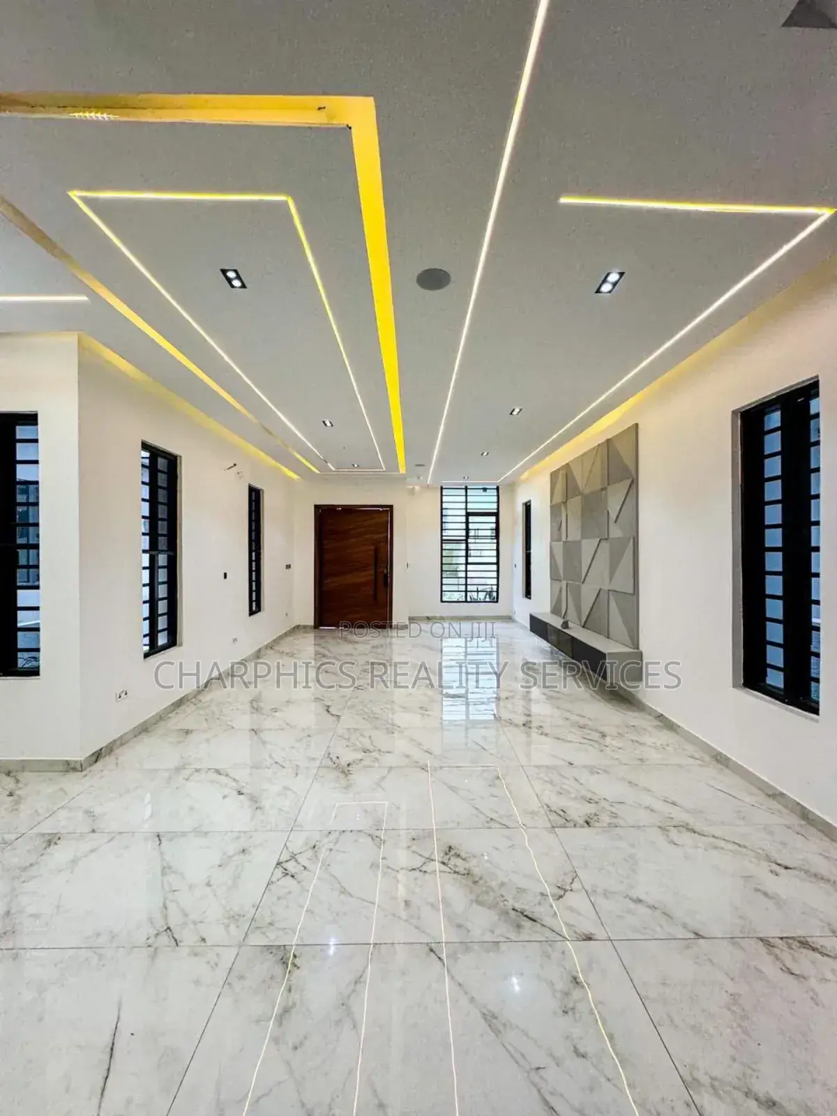 5bdrm Duplex in Chevron for sale in Chevron