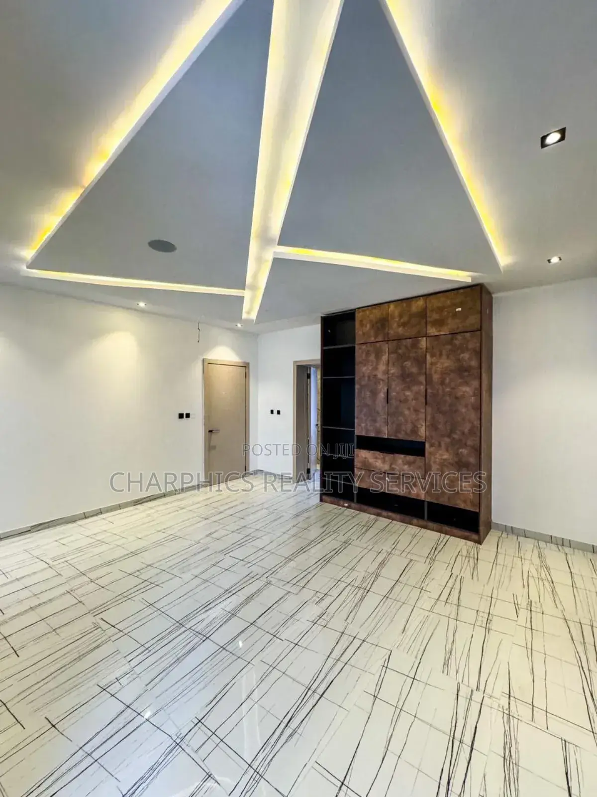 5bdrm Duplex in Chevron for sale in Chevron