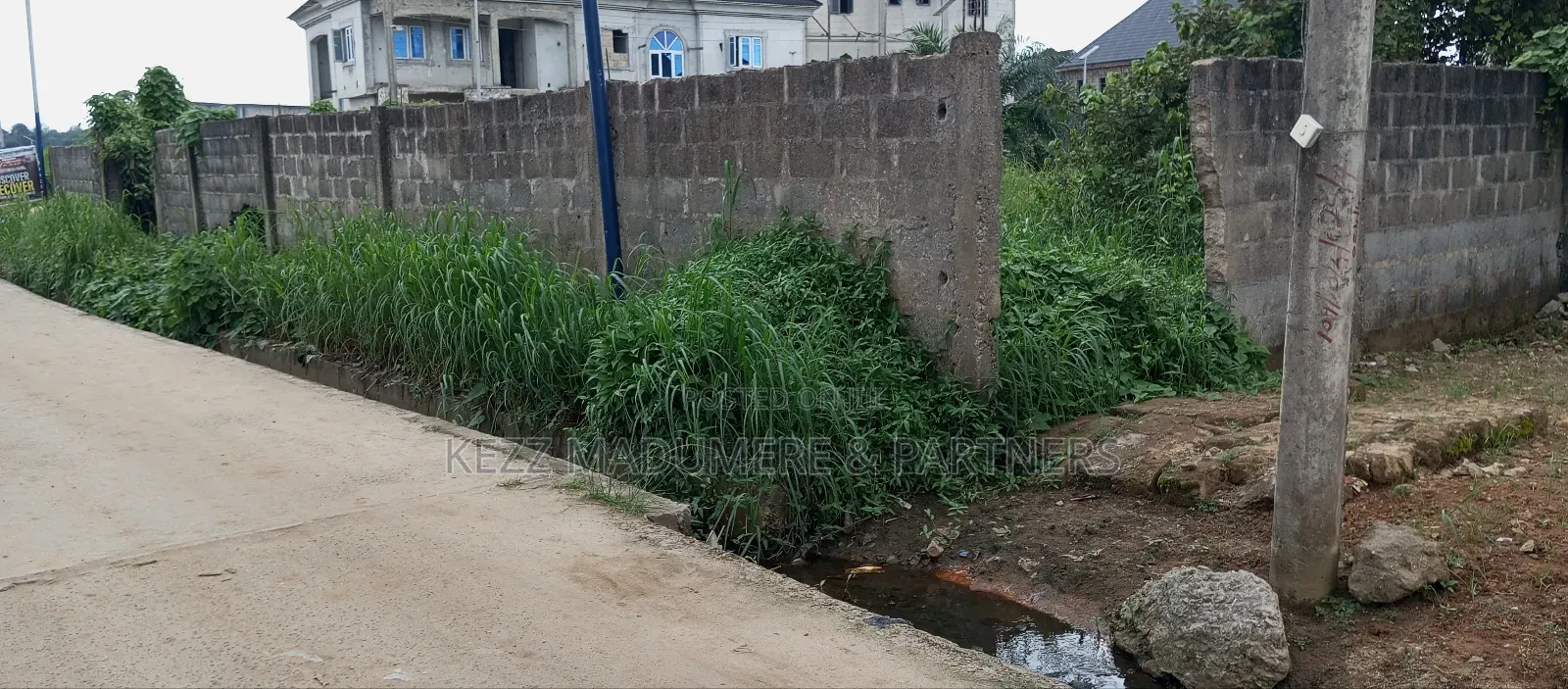 For Sale : 10 Plots Few Poles From Eliozu Flyover , Major Rd in Port-Harcourt