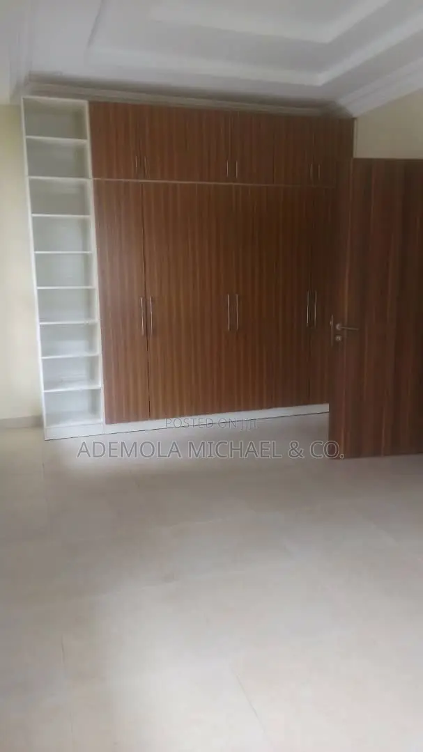 8bdrm Mansion in 8 Bedroom Fully, Maitama for sale in Maitama
