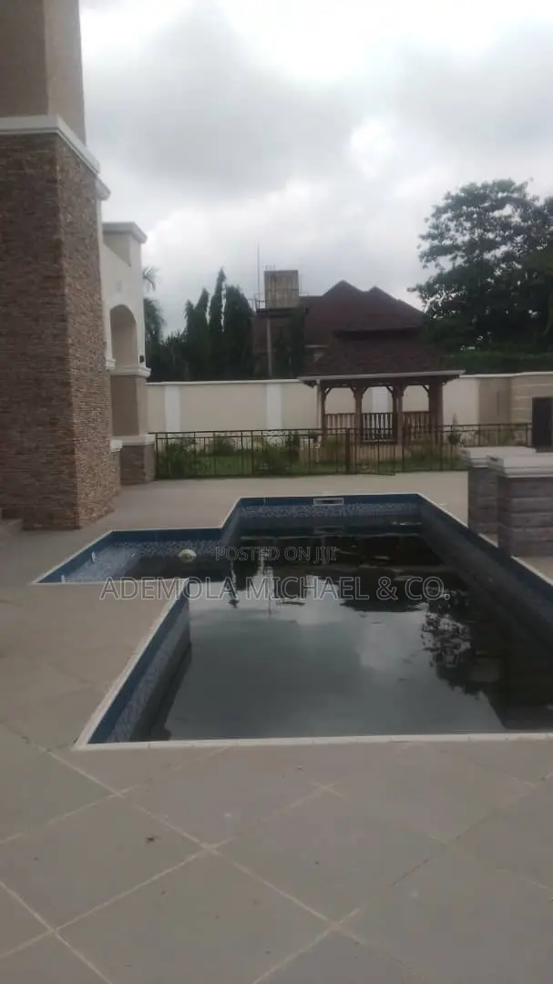 8bdrm Mansion in 8 Bedroom Fully, Maitama for sale in Maitama