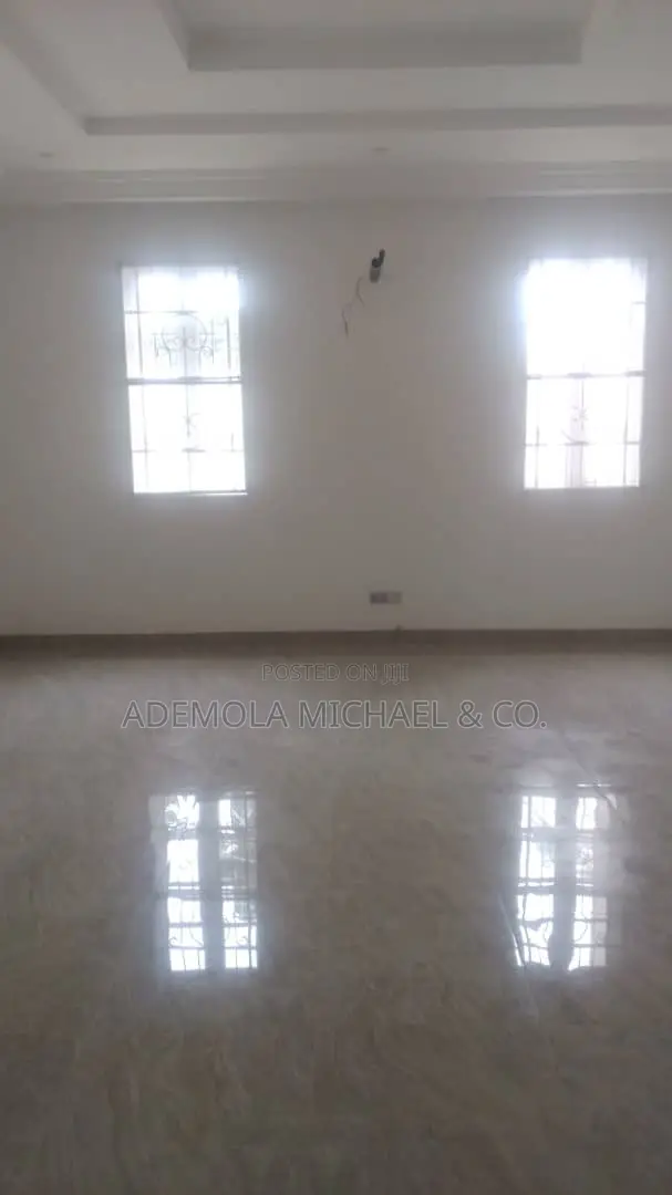 8bdrm Mansion in 8 Bedroom Fully, Maitama for sale in Maitama