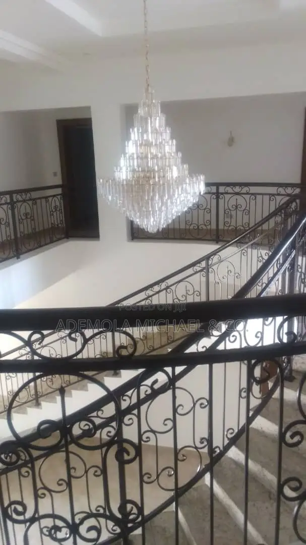 8bdrm Mansion in 8 Bedroom Fully, Maitama for sale in Maitama