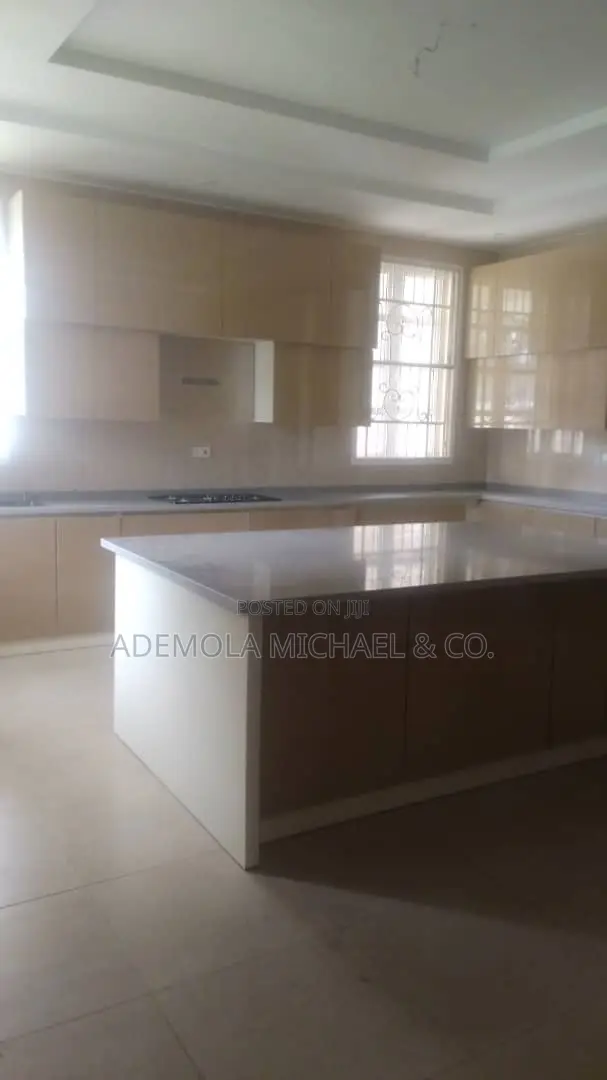 8bdrm Mansion in 8 Bedroom Fully, Maitama for sale in Maitama