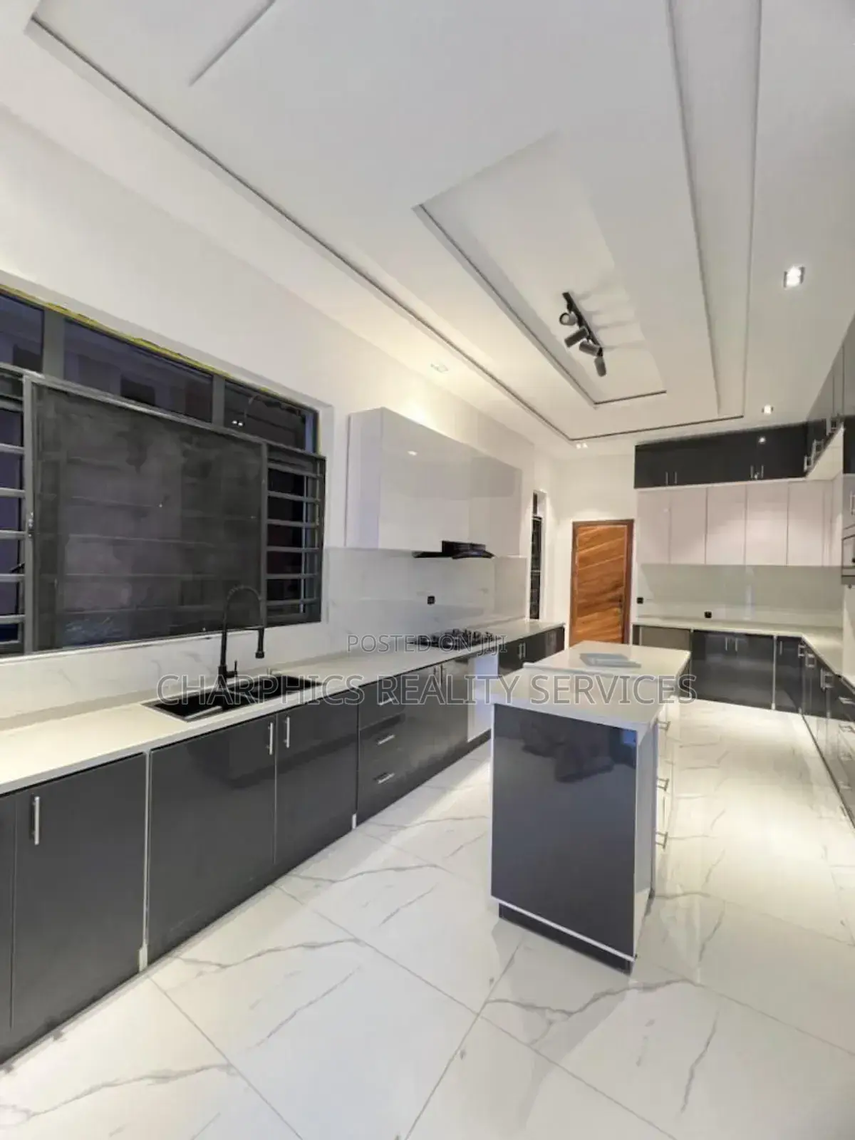 5bdrm Duplex in Lekki Phase 2 for sale in Lekki Phase 2