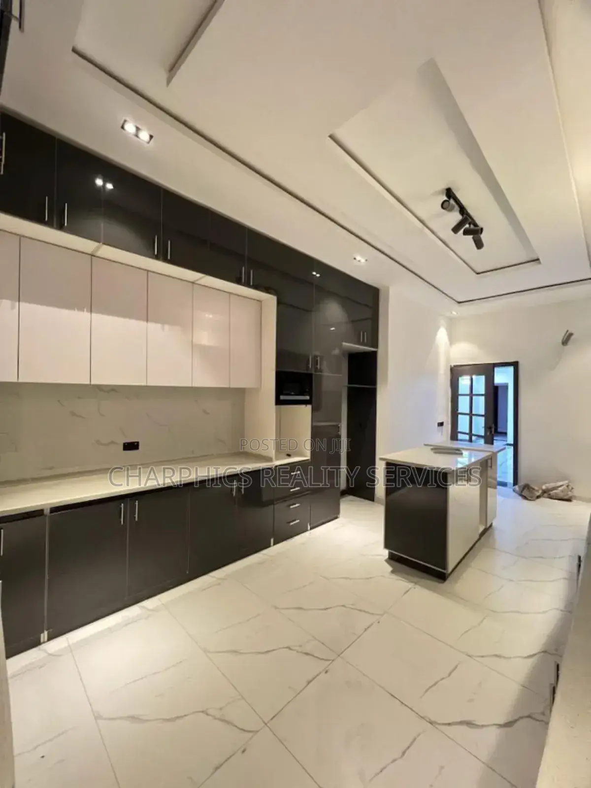 5bdrm Duplex in Lekki Phase 2 for sale in Lekki Phase 2