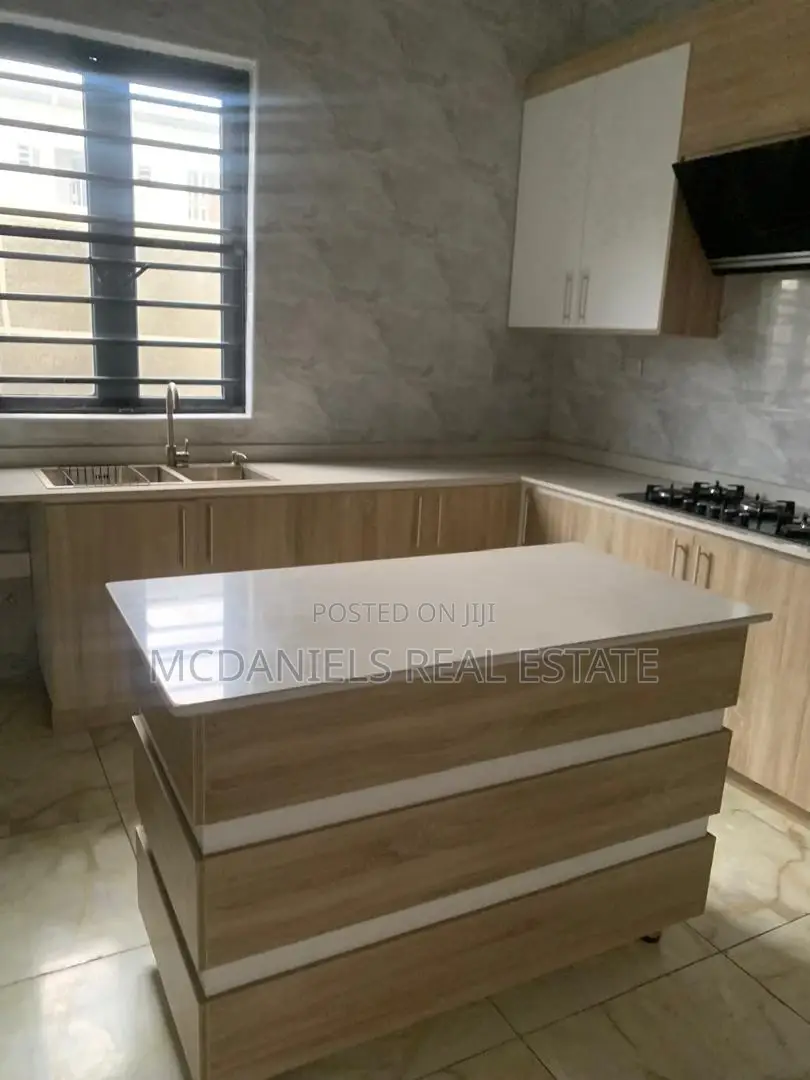 4bdrm Duplex in Chevron for sale in Chevron