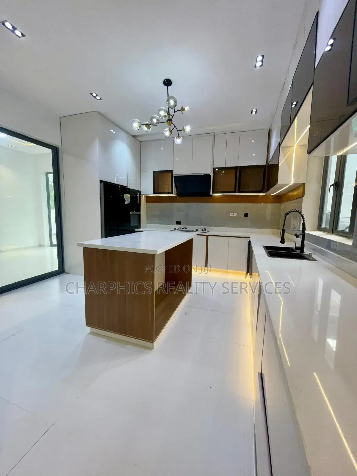 5bdrm Duplex in Ikota for sale in Ikota