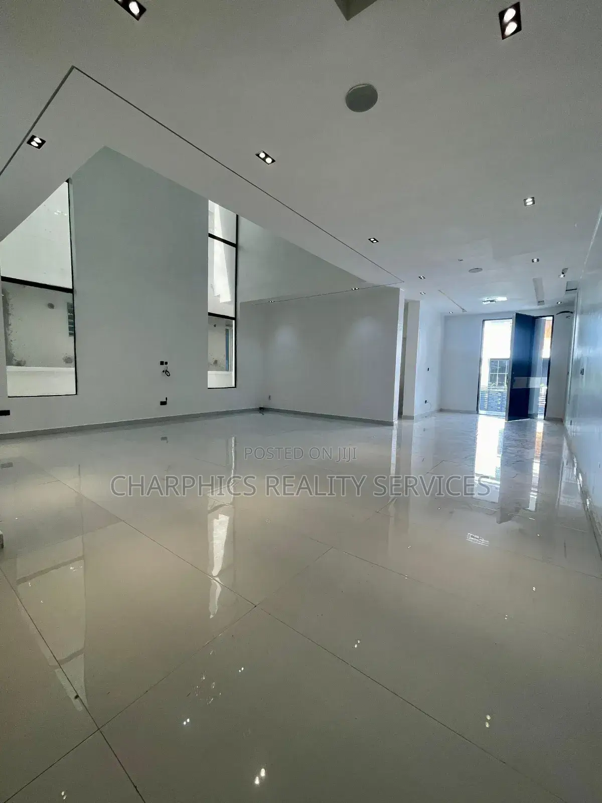 5bdrm Duplex in Ikota for sale in Ikota
