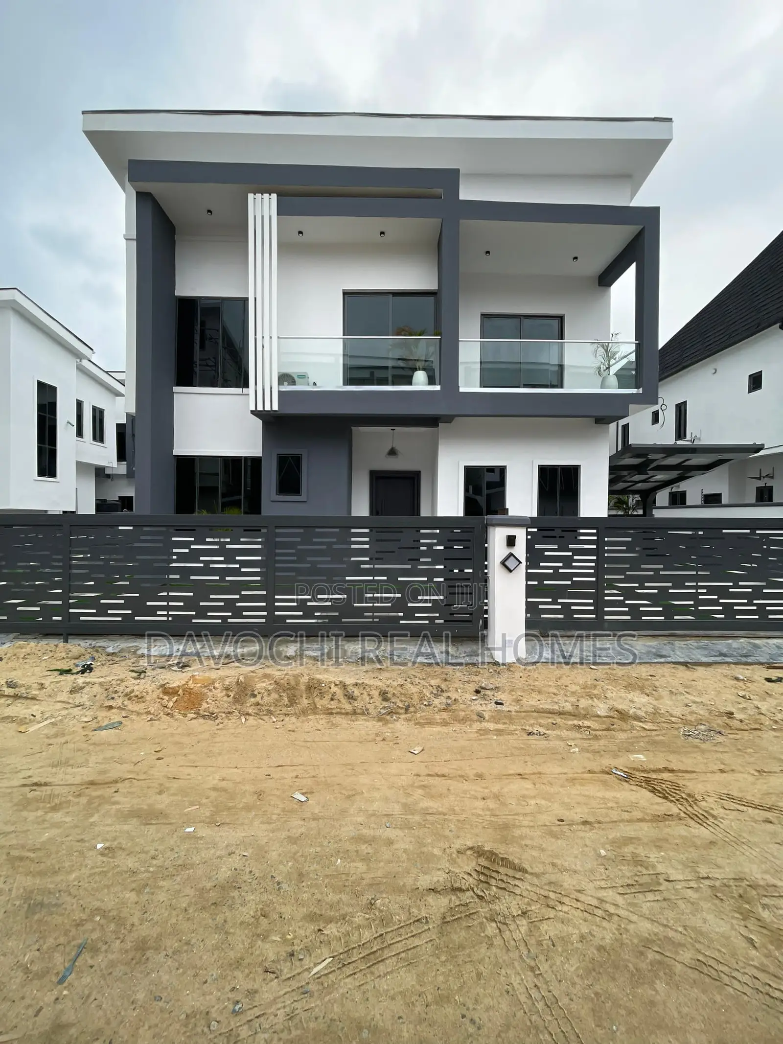 5bdrm Duplex in Chevron for sale in Chevron