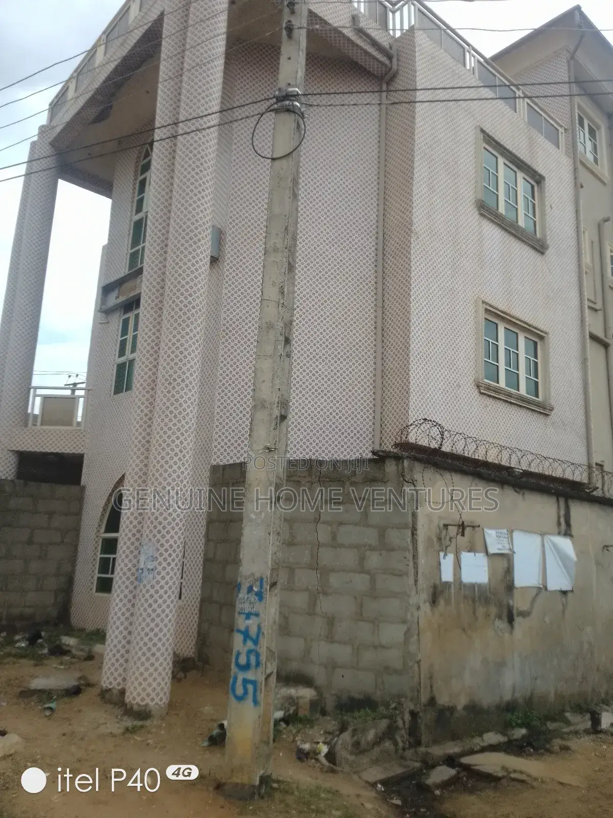 28 Rooms Hospital Building on a Full Plot With C of O for Sale/ Lease in Agric