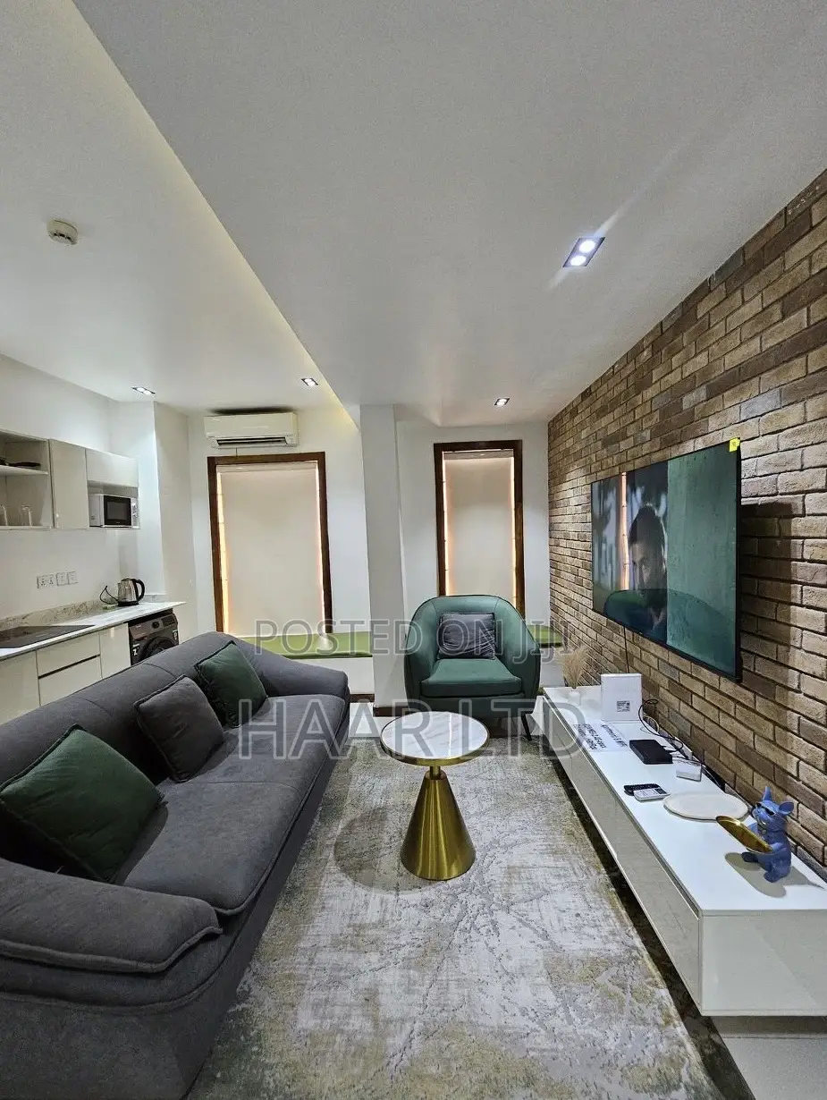 Exquisite One Bedroom Apartment in Admiralty Way With Pool in Lekki Phase 1