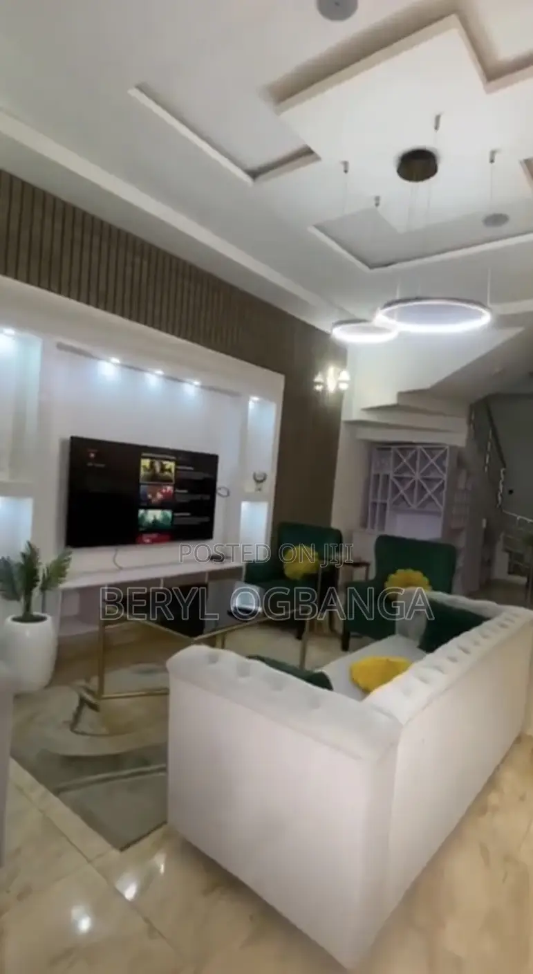 Weekly Apartment Per Week With Luxury Sitting Room in Lekki Phase 2