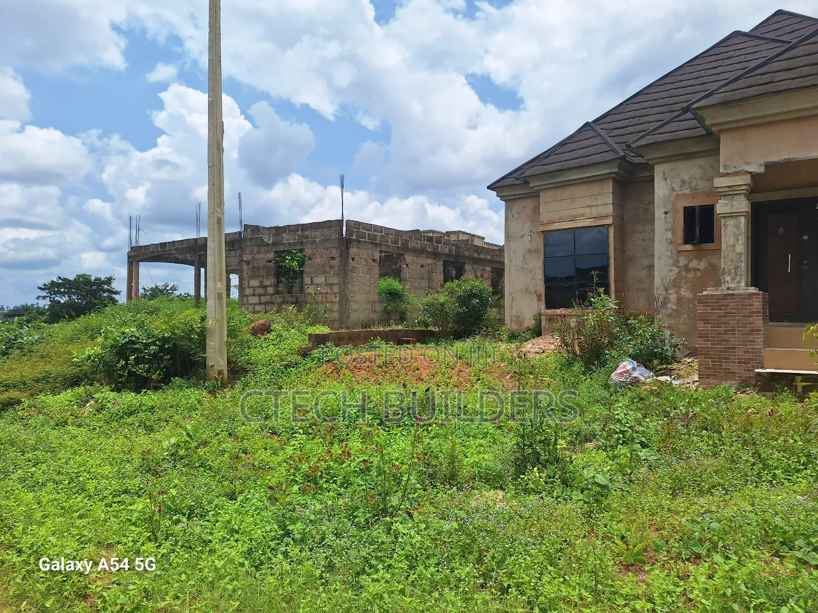 Distress Sale Land With Uncompleted 2flat at Roofing Level in Benin City