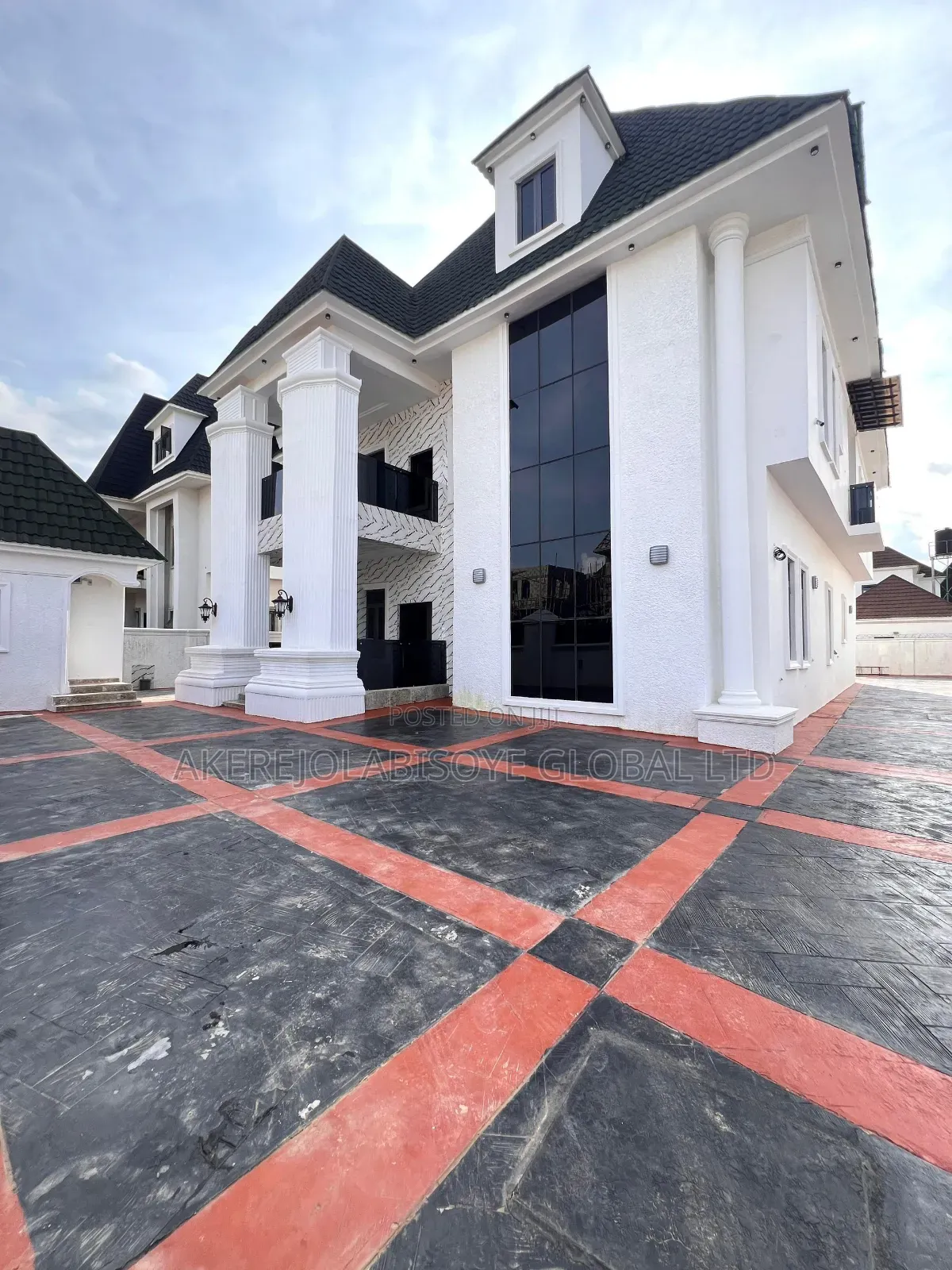 8bdrm Duplex in In An Estate Karsana for sale in Gwarinpa