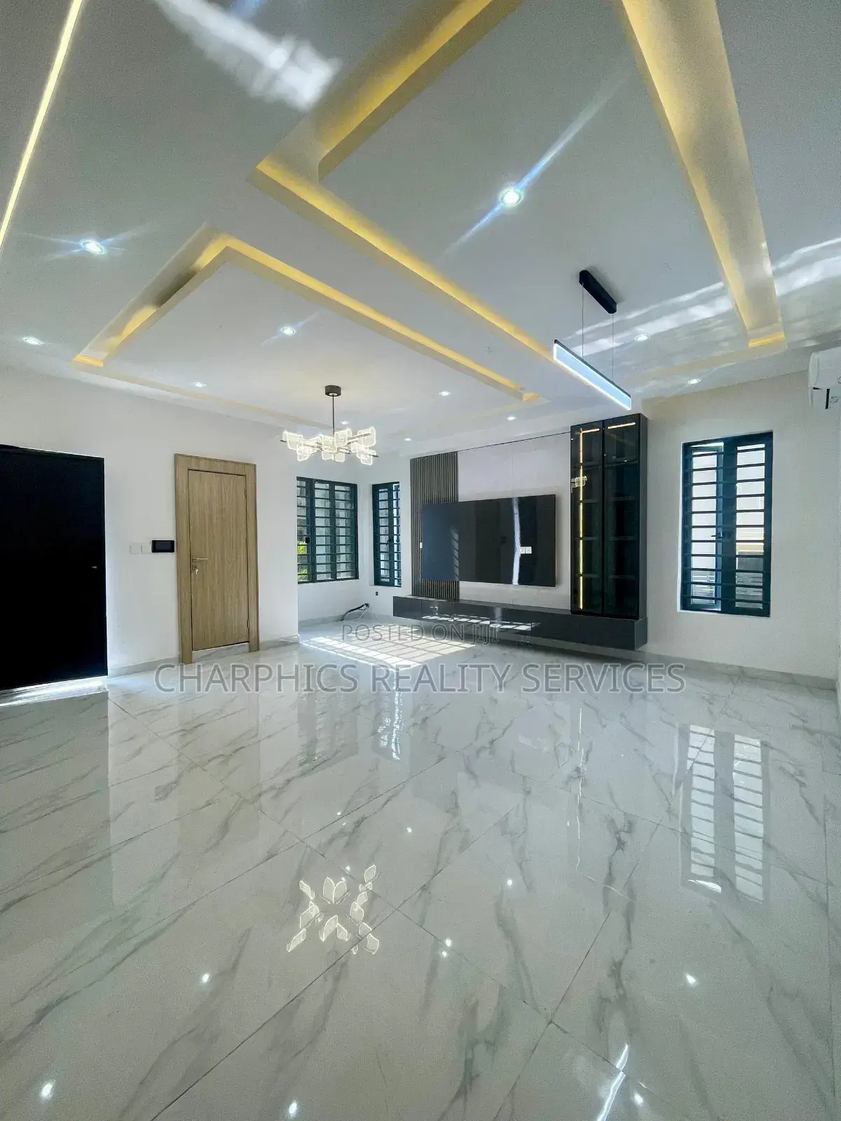5bdrm Duplex in Chevron for sale in Chevron