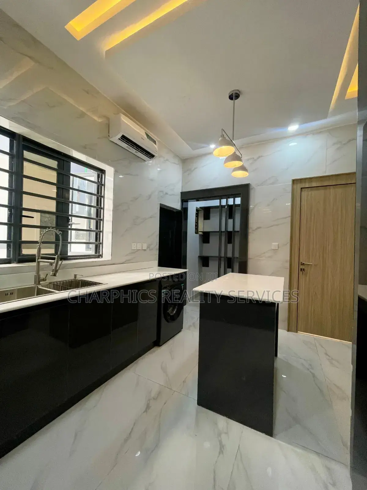 5bdrm Duplex in Chevron for sale in Chevron