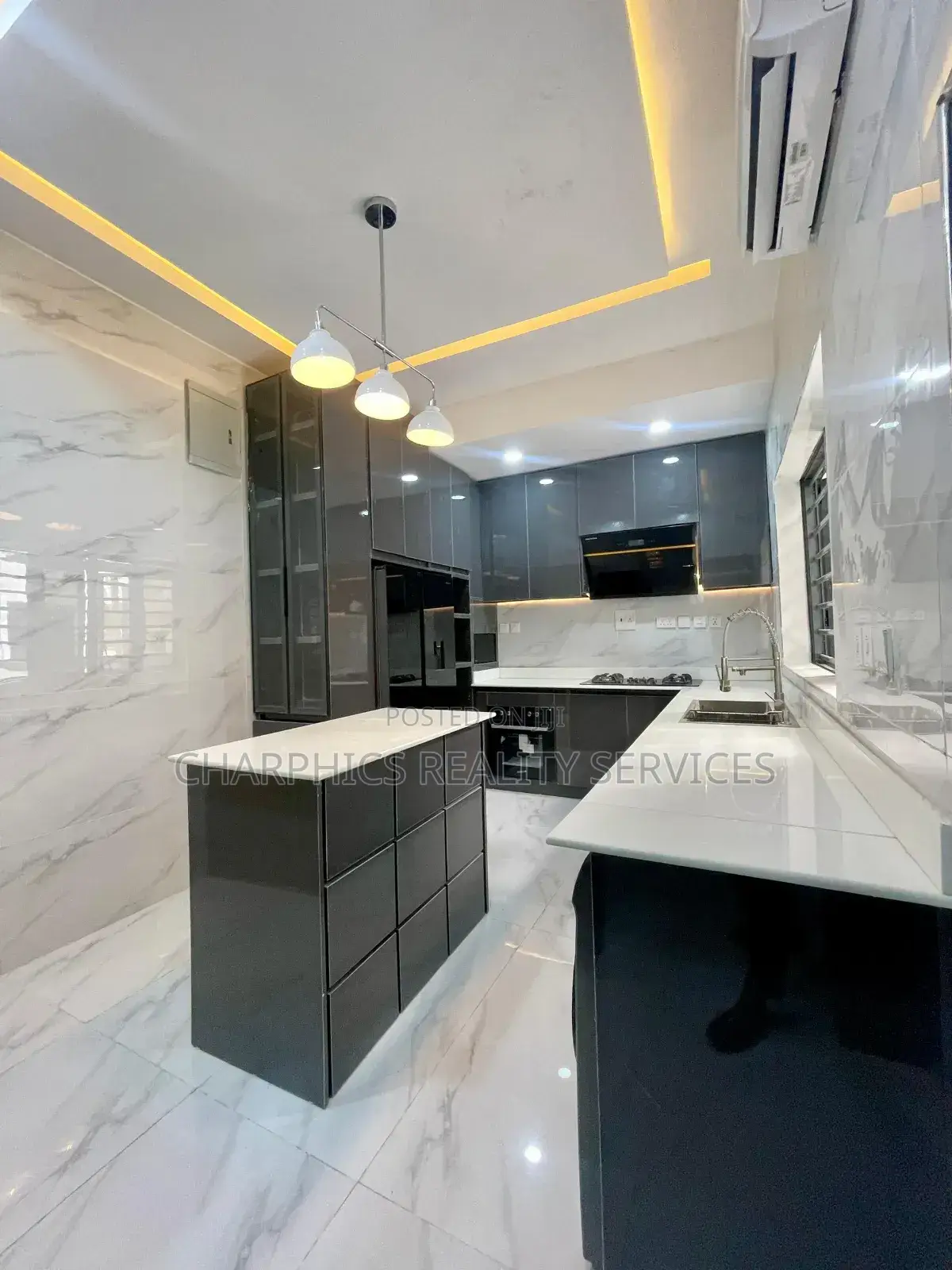 5bdrm Duplex in Chevron for sale in Chevron