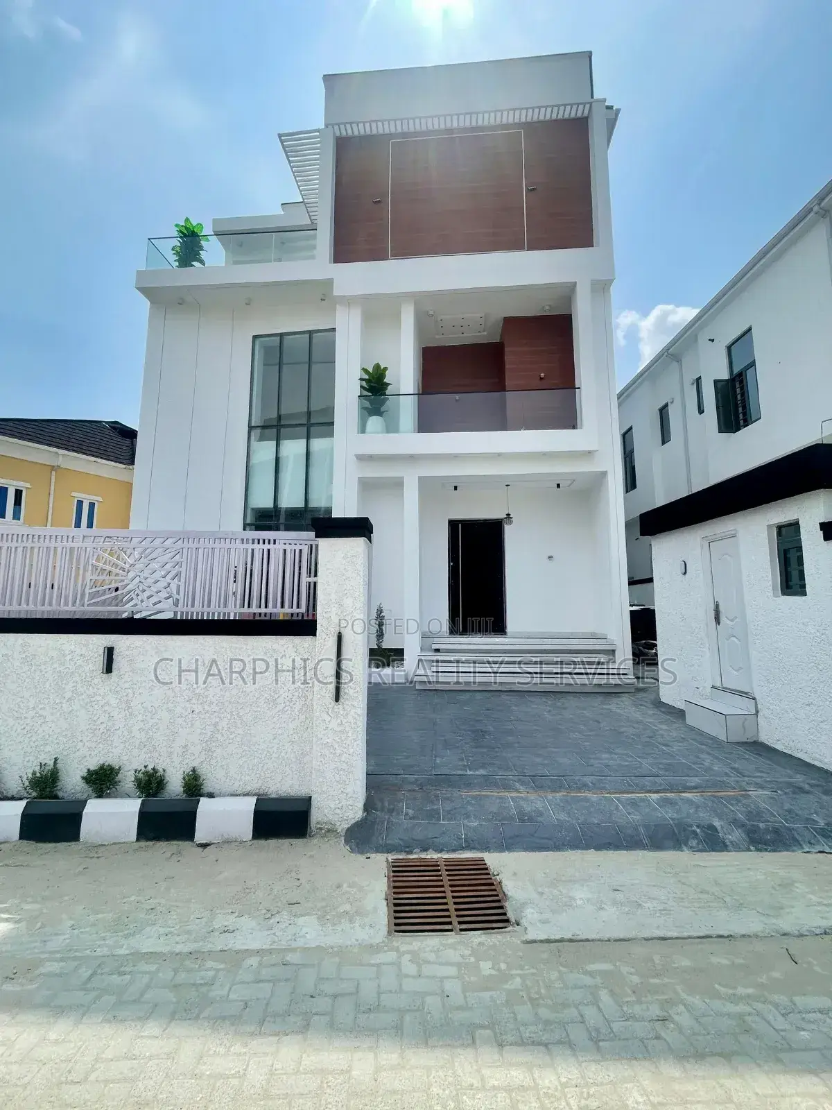 5bdrm Duplex in Ikate for sale in Ikate