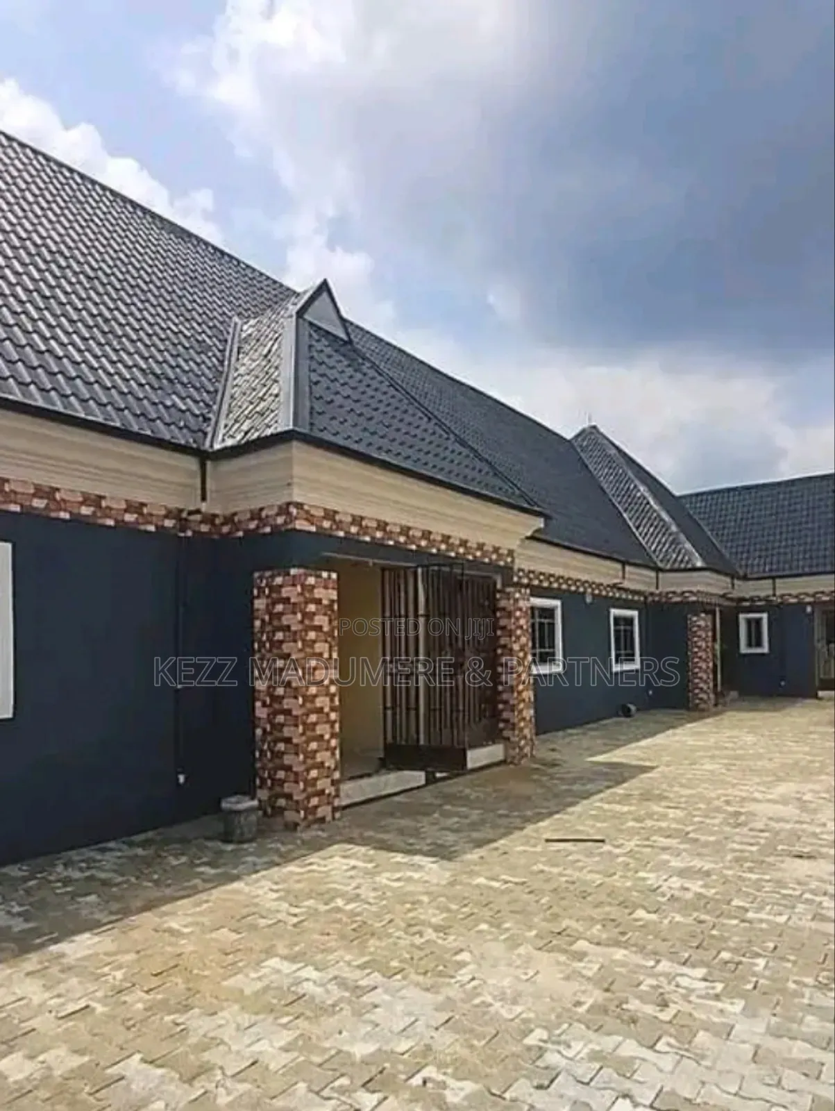 5bdrm Block of Flats in Near First Market, for sale in Eneka