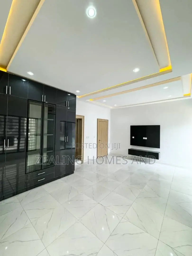 5bdrm Duplex in Chevron Lekki Phase for sale in Lekki