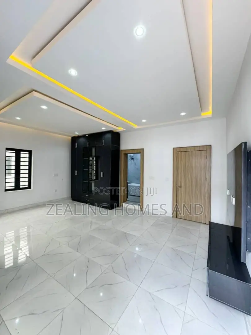 5bdrm Duplex in Chevron Lekki Phase for sale in Lekki