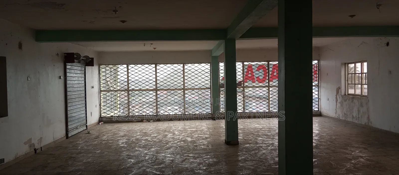 To Let / Lease : Sizeable Shop at Rumuola Major Road in Port-Harcourt