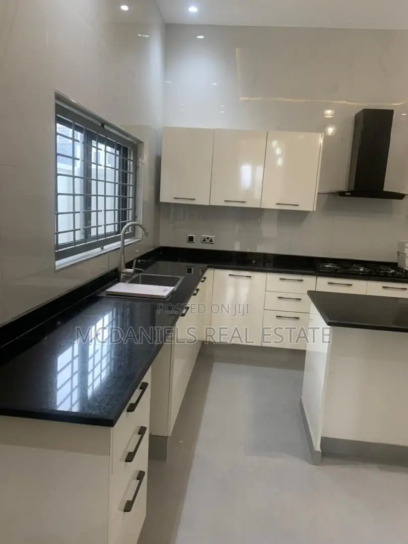 6bdrm Duplex in Ikate for sale in Ikate