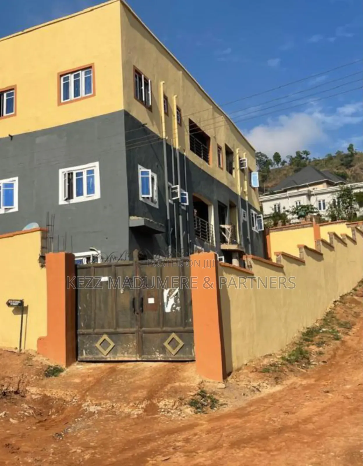 5bdrm Block of Flats in Achara Layout , for sale in Enugu