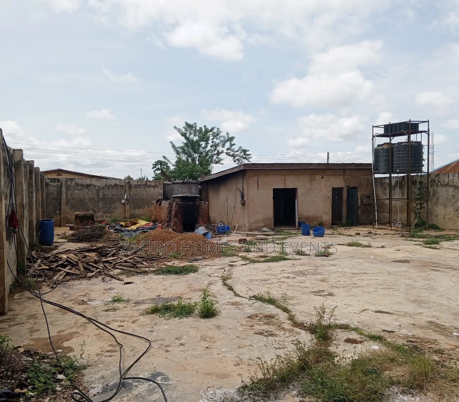 Strategic 400m2 Warehouse on 4 Plots at Bakatari Off Apata in Apata