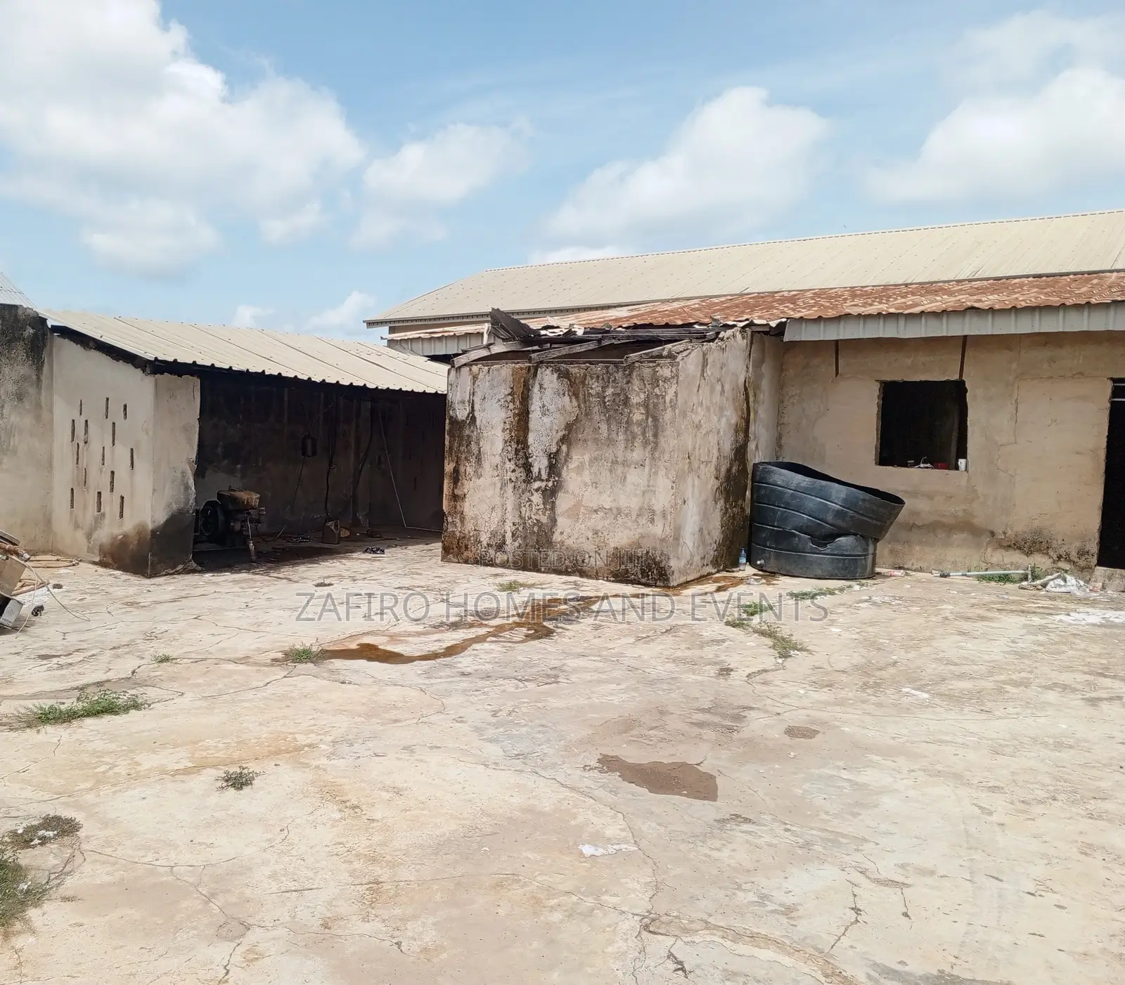 Strategic 400m2 Warehouse on 4 Plots at Bakatari Off Apata in Apata