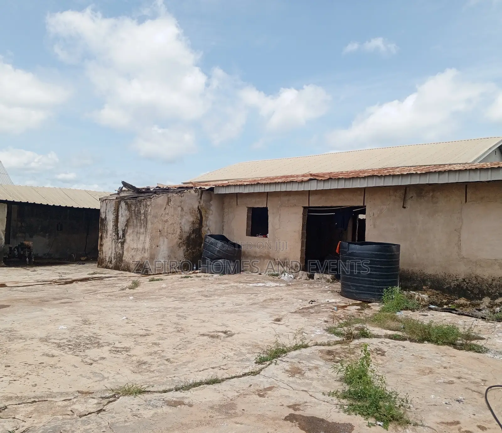 Strategic 400m2 Warehouse on 4 Plots at Bakatari Off Apata in Apata