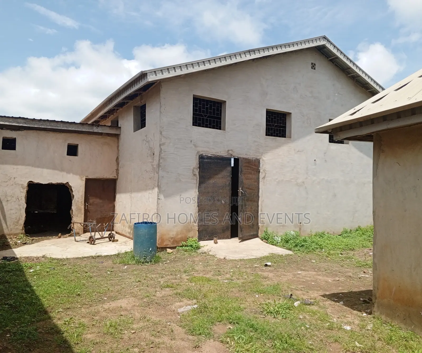 Strategic 400m2 Warehouse on 4 Plots at Bakatari Off Apata in Apata