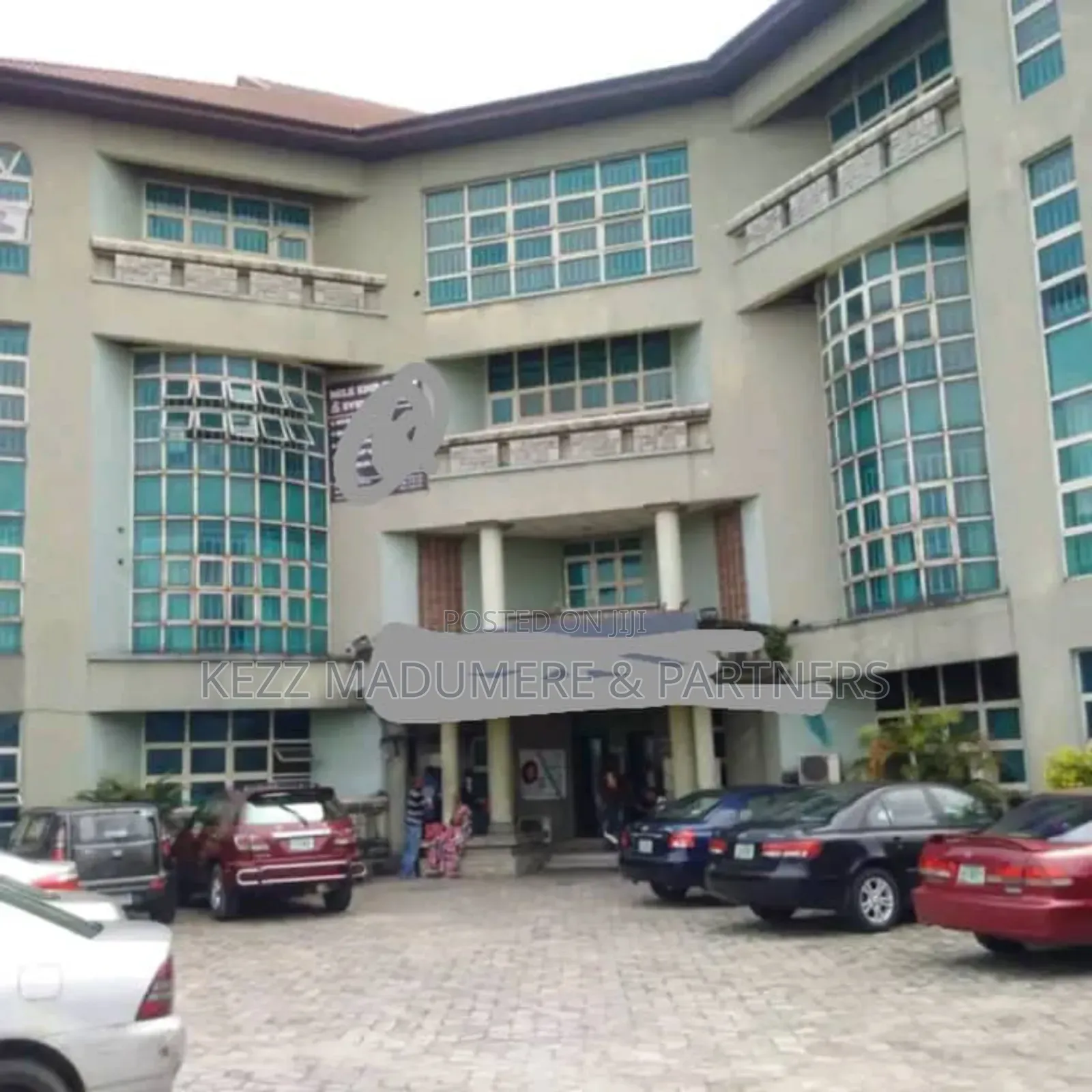 For Sale: A Massive Plaza on 21⁄2 Plots in Port Harcourt in Port-Harcourt