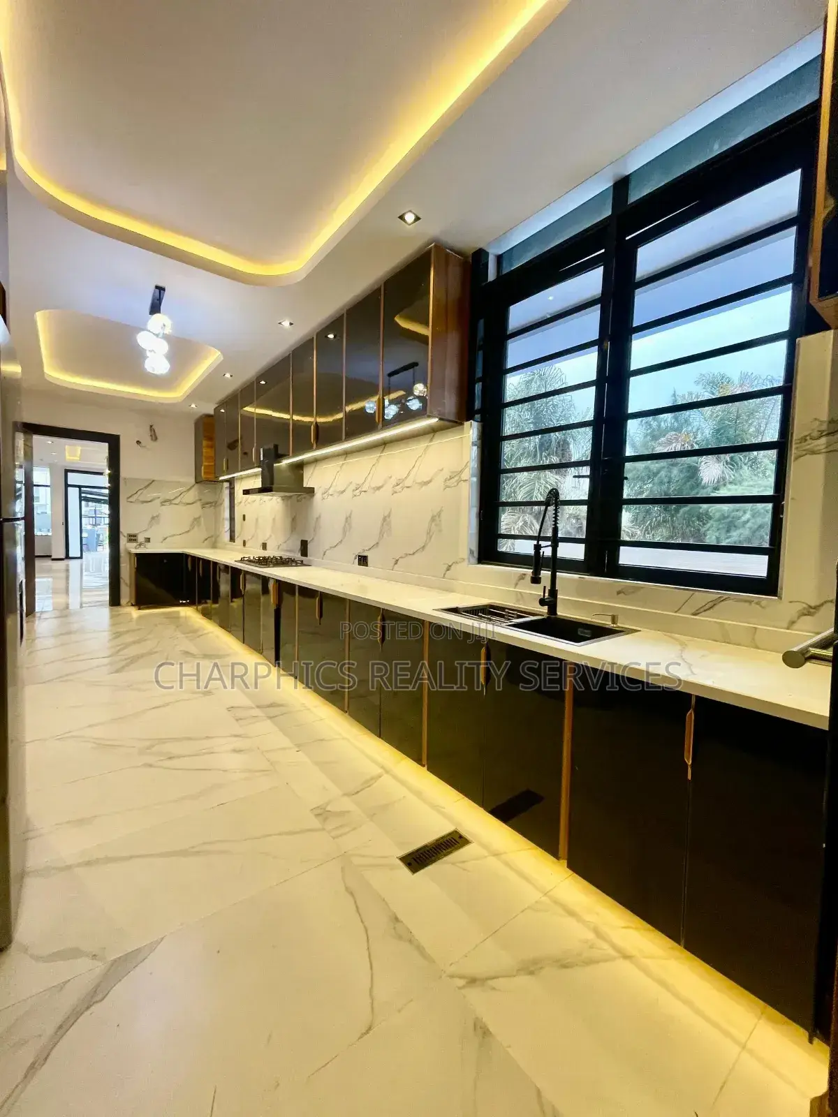 5bdrm Duplex in Ikota for sale in Ikota
