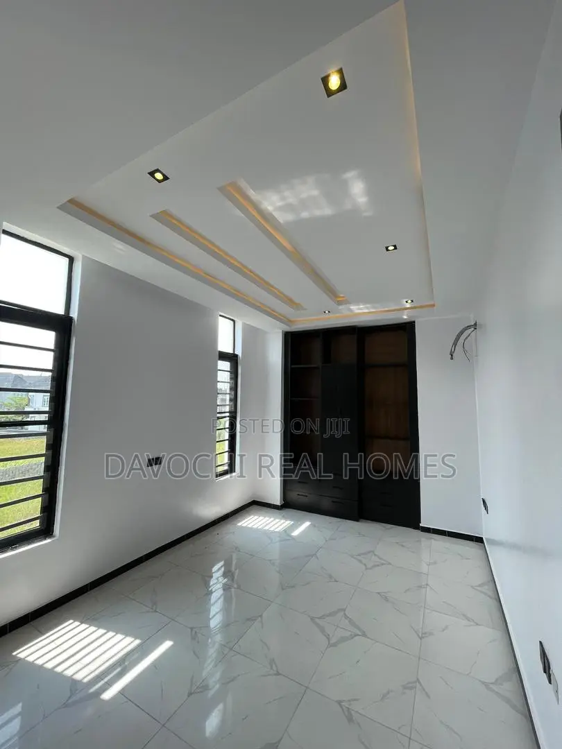 5bdrm Duplex in Ikota for sale in Ikota