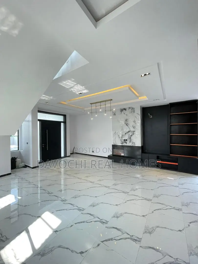 5bdrm Duplex in Ikota for sale in Ikota