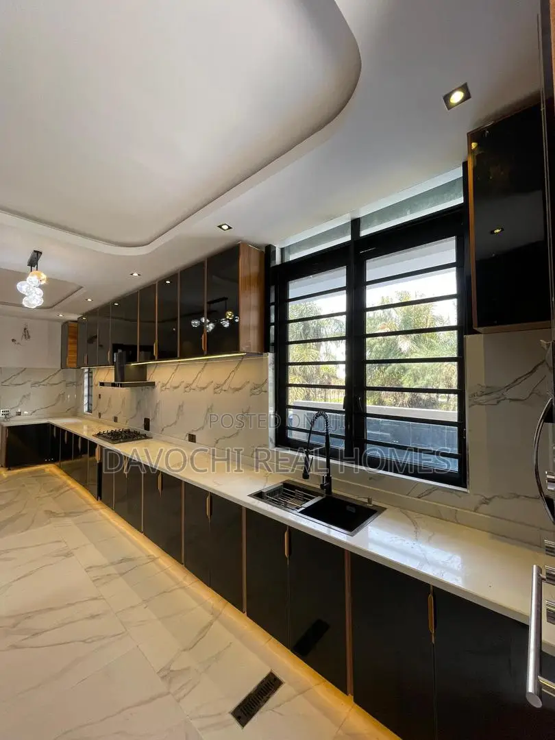 5bdrm Duplex in Ikota for sale in Ikota