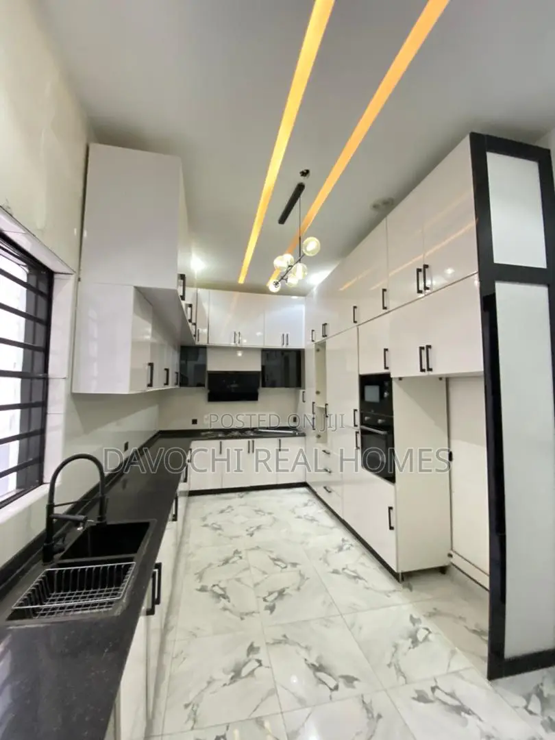 5bdrm Duplex in Lekki Phase 2 for sale in Lekki Phase 2