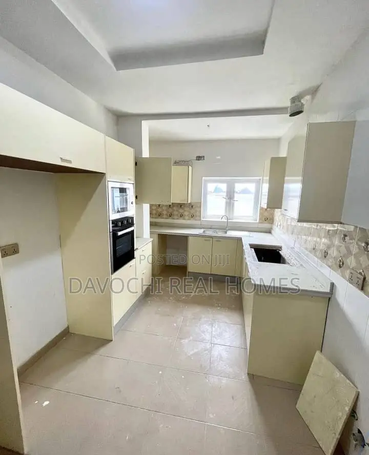 Furnished 3bdrm Apartment in Osapa london for sale in Osapa london