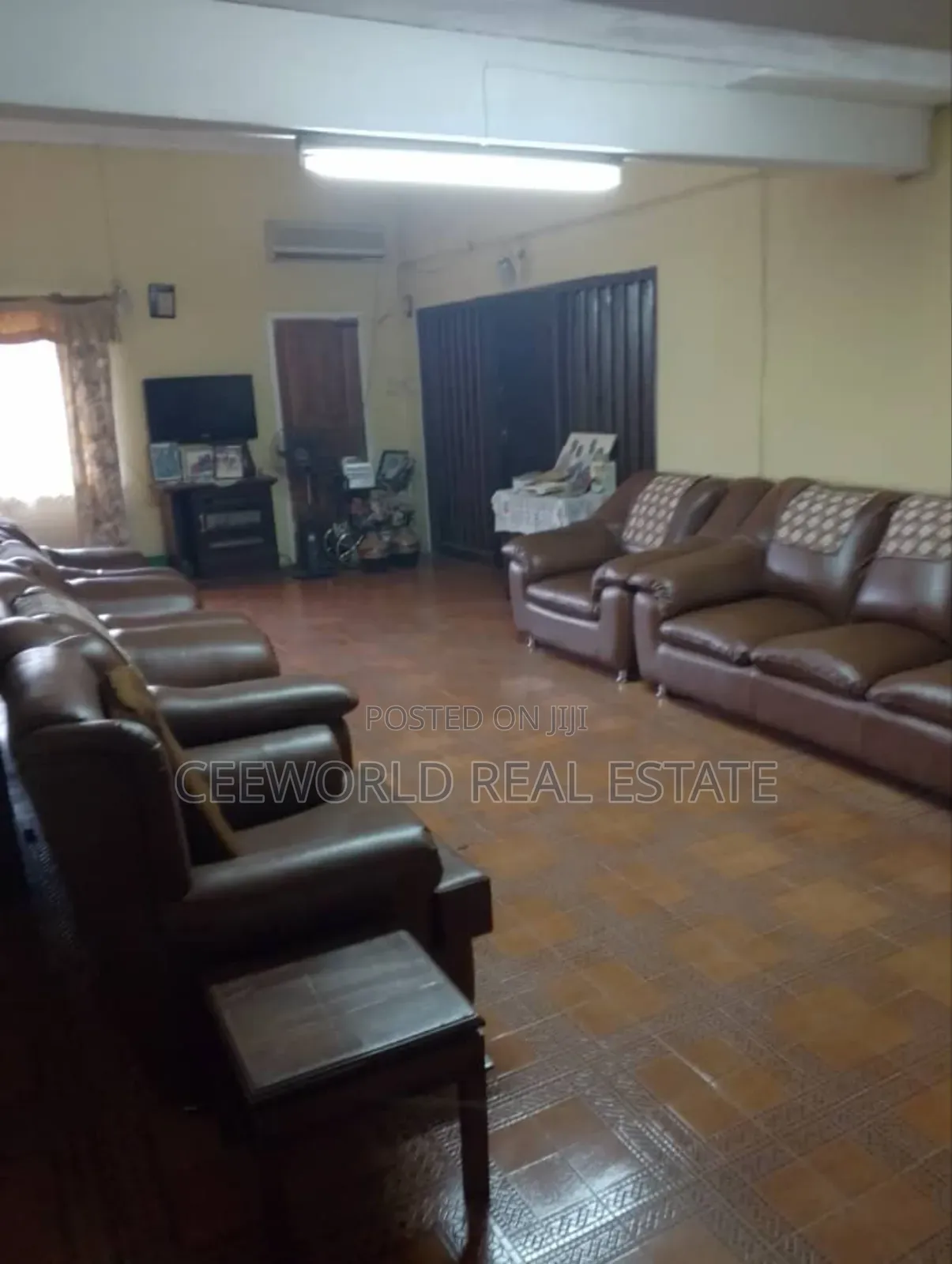 Commercial Building 9 Bedroom Flat in Jericho