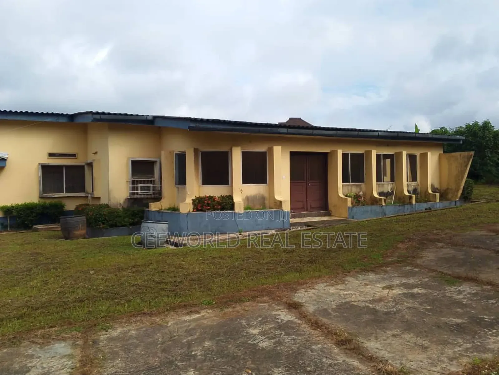 Commercial Building 9 Bedroom Flat in Jericho