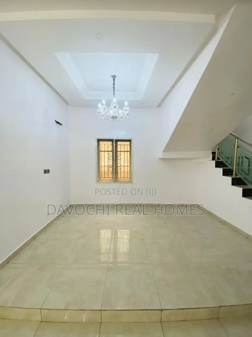 5bdrm Duplex in Chevron for rent in Chevron