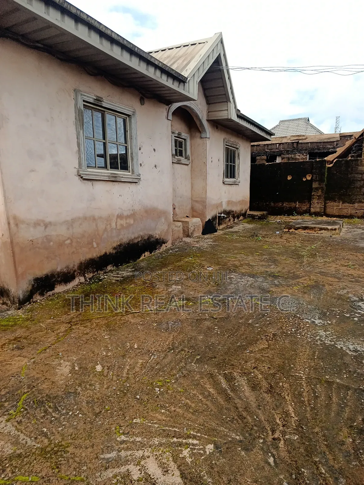 3bdrm Block of Flats in Isihor,Benin City for sale in Benin City