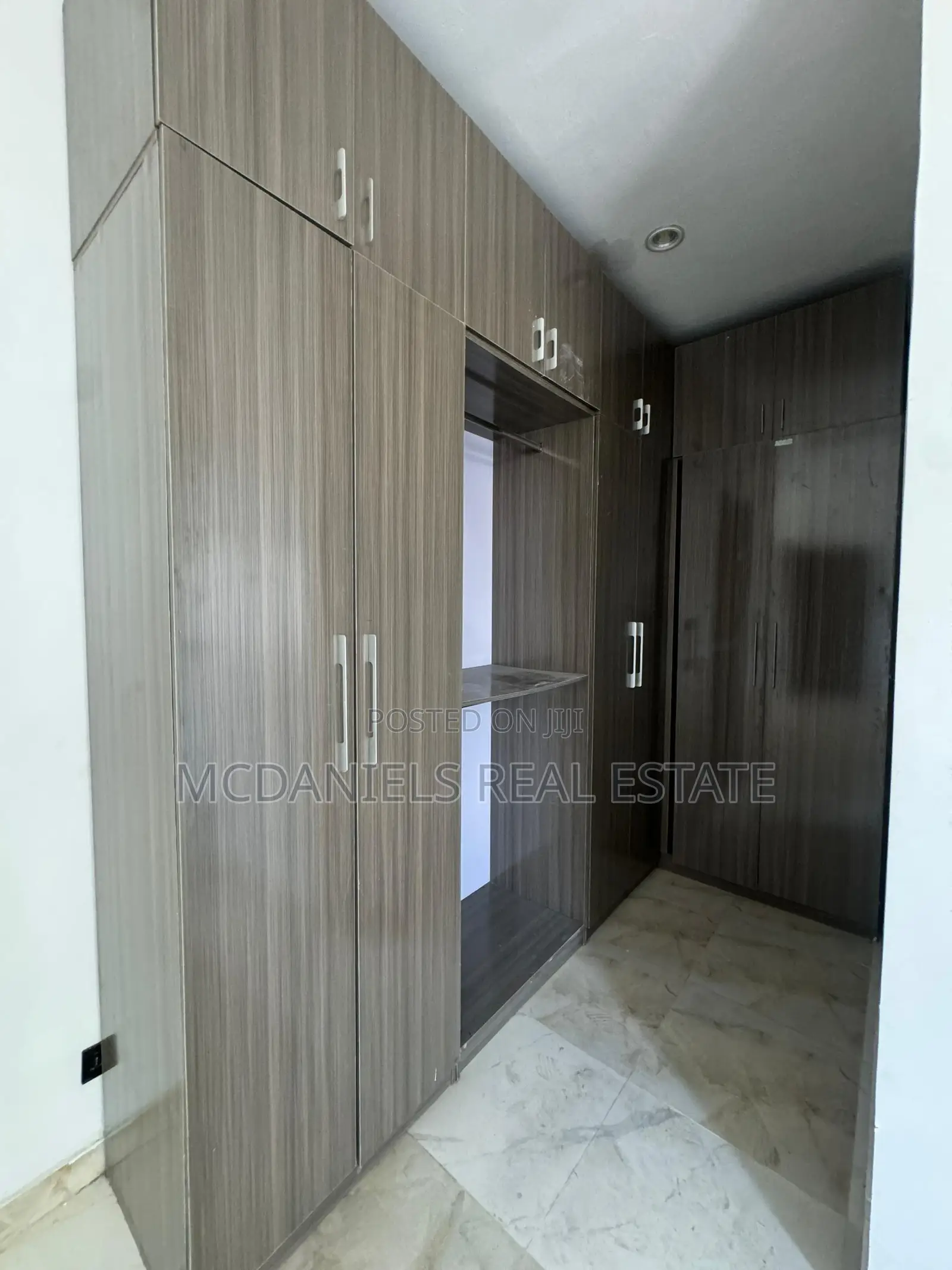 5bdrm Duplex in Chevron for sale in Chevron