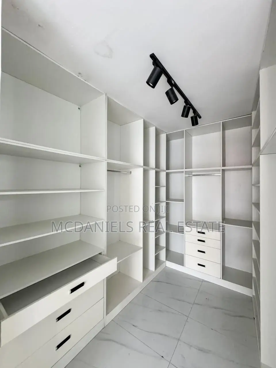 5bdrm Duplex in Ikota for sale in Ikota