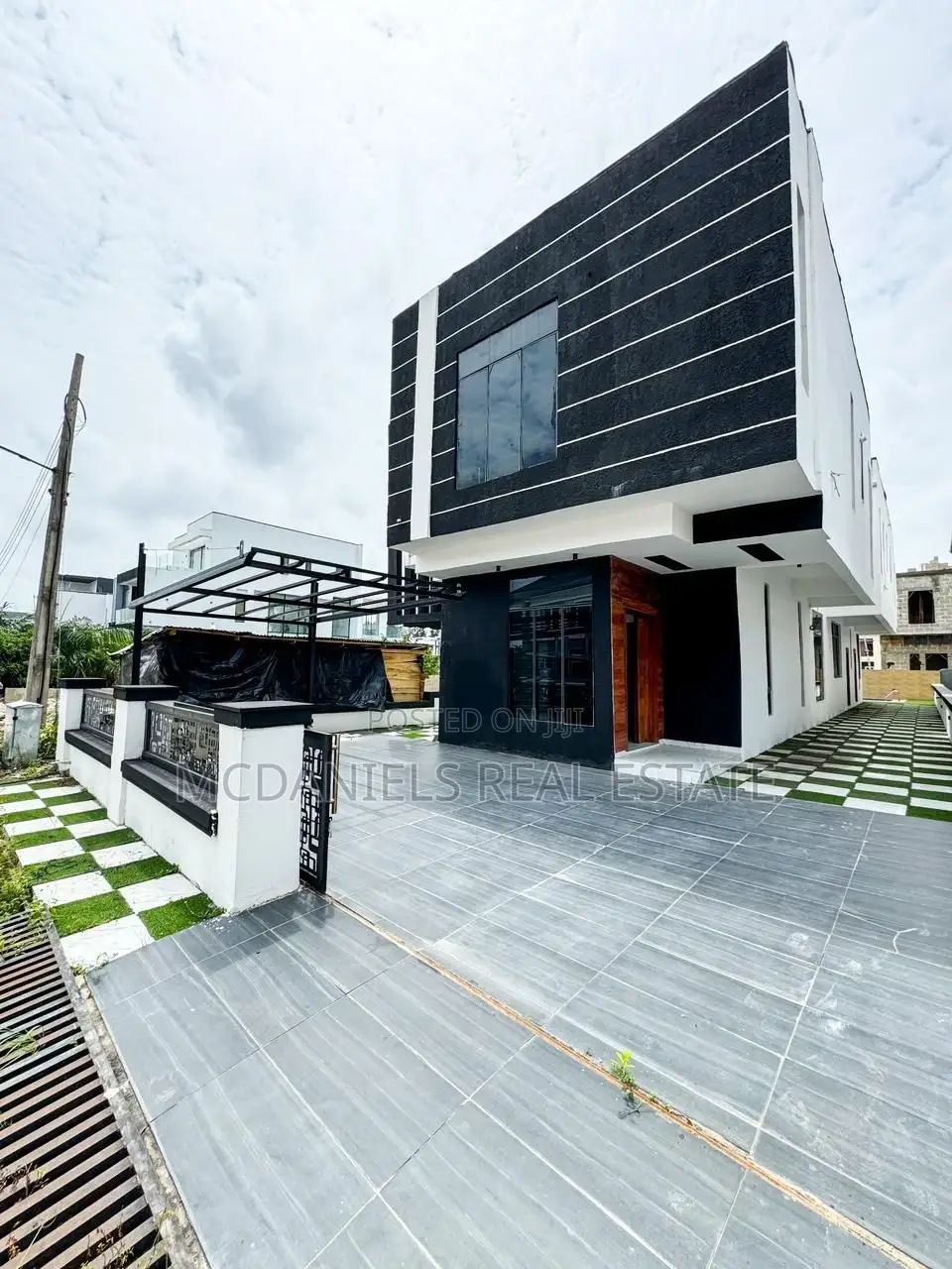 5bdrm Duplex in Ikota for sale in Ikota